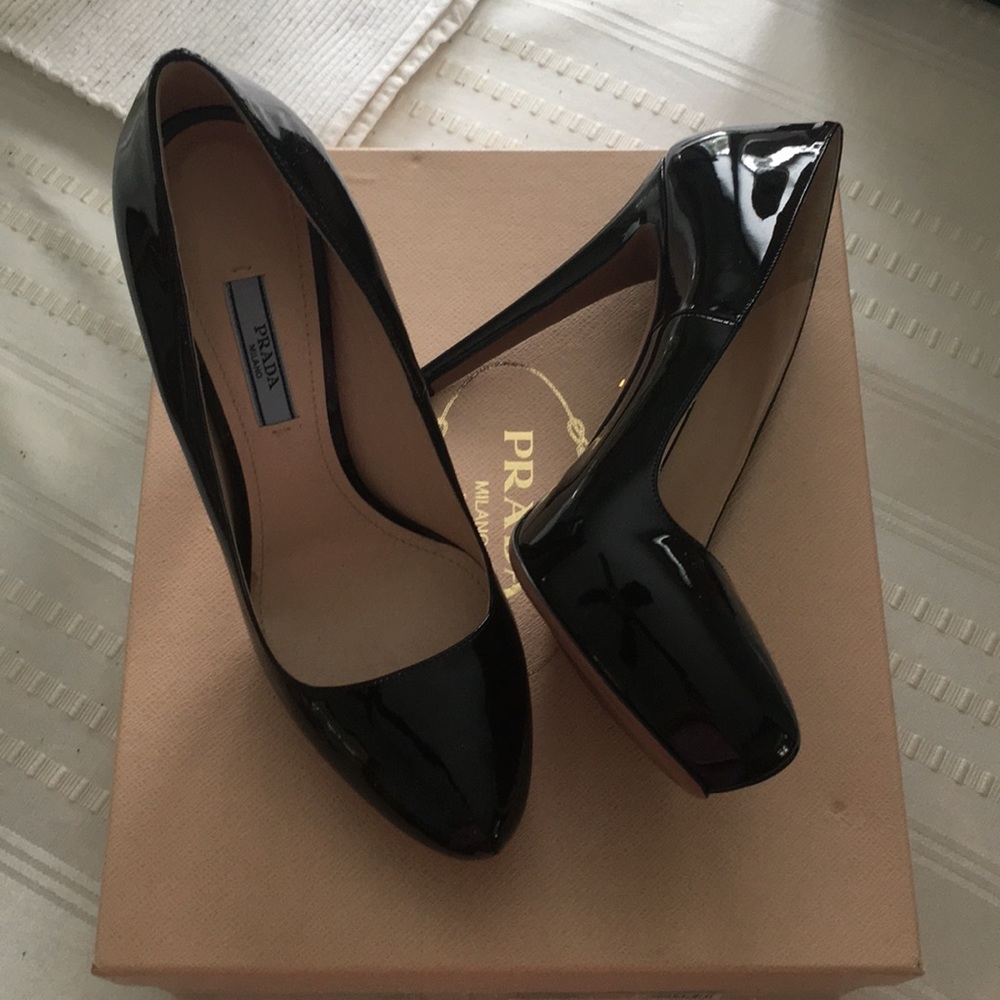 BNIB Prada Black Pumps 39
